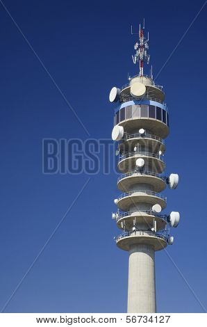 pohled na velké telekomunikační věže s jasně modré oblohy v Zaragoza, Španělsko