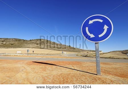 visualizzazione di un segnale di rotatoria con cielo blu