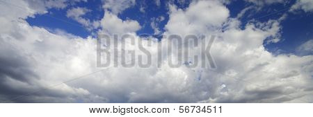 nuvens brancas felpudas espetaculares com céu azul escuro