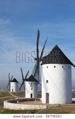 groep van traditionele windmolens in Alcazar de San Juan, Ciudad Real, Castilla La Mancha, Spanje
