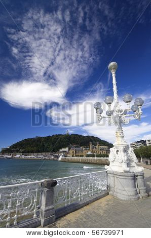 Shell beach, spodní části obrázku stojí Mount Urgull, San Sebastian, Guipuzcoa, Baskicko, 