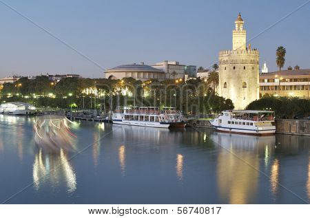 utsikt över tornet av guld på stranden av Guadalquivir-floden, Sevilla, Andalusien, Spanien