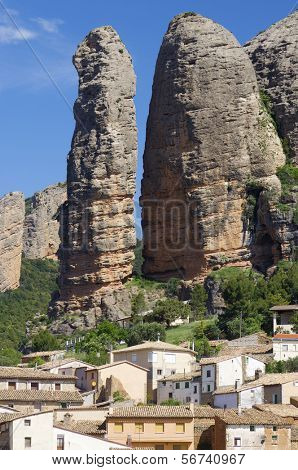 Blick auf die Berge, bekannt als Mallos de Aguero, Huesca, Aragonien, Spanien