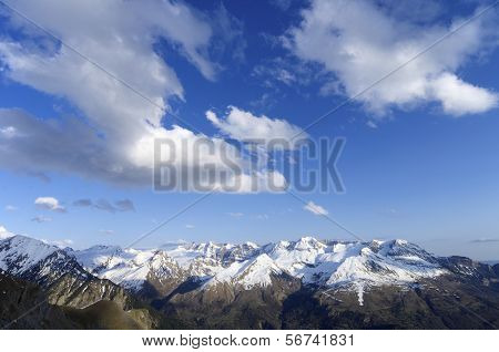 vista del atardecer de la vertiente norte de las montañas de Tendenera en el valle de Tena, Pyrenees, Huesca, A