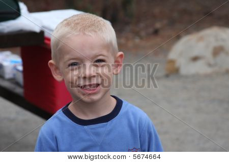 Menino de cara suja