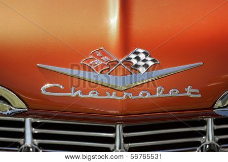 NYKARLEBY, Finlandiya - CIRCA 2006: Kukuleta süs, 1950'lerde Chevrolet. Nykarleby, Finlan circa 2006