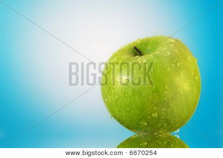 Maçã verde com gotas de água