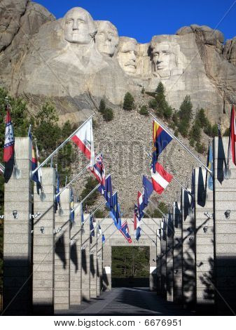 MT Rushmore vlají