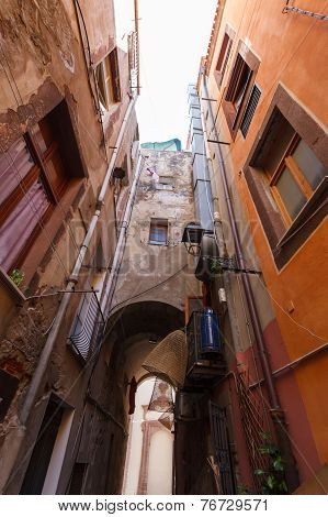 Arch And Houses On The Narrow Streets