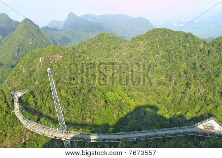 Zakřivené visutý most na ostrov Langkawi