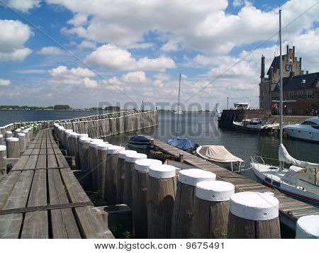 Vecchio olandese storico porto pittoresco di Veere, Zeeland.