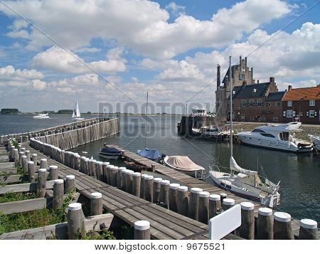 Vecchio olandese storico porto pittoresco di Veere, Zeeland.