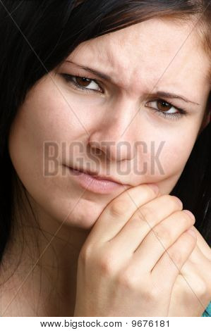 En ung kvinna med hennes smärtsamma käkben