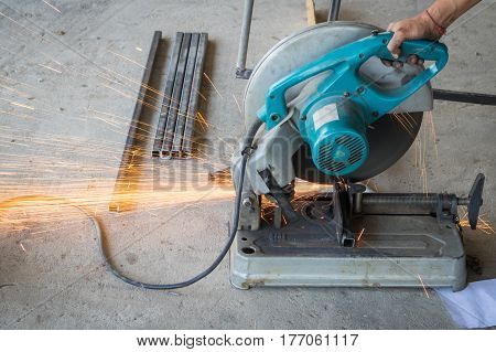 Mechanic use cut off saw machine cutting steel unsafe on protection.
