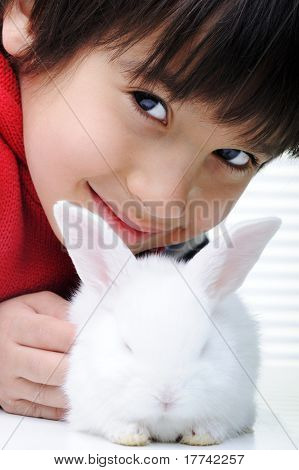 Enfant heureux avec beau mignon animal lapin de Pâques