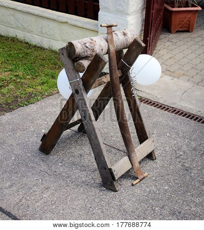 Wedding use saw tree trunk, treat, traditions