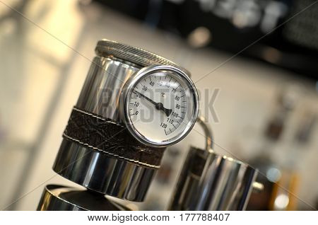 sensor for pressure measurement. temperature sensor. pot for steam cooking with temperature sensor. valve to release steam. descent pressure