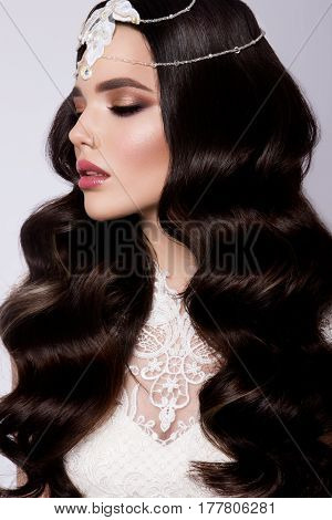 Fashion Beauty Model Girl with curly Hair. Bride. Perfect Creative Make up and Hair Style. Hairstyle. Beautiful