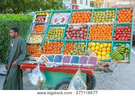 Hurgada Egypt May 5 2007 This Seller After Setting Up A Fresh Fruit Stall Awaits Customers