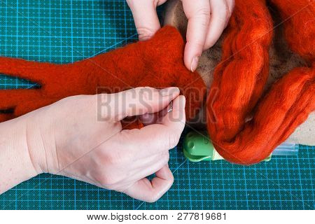 Master Class Of Repairing Fleece Glove Using Needle Felting Process - Top View Of Craftsman Binding 