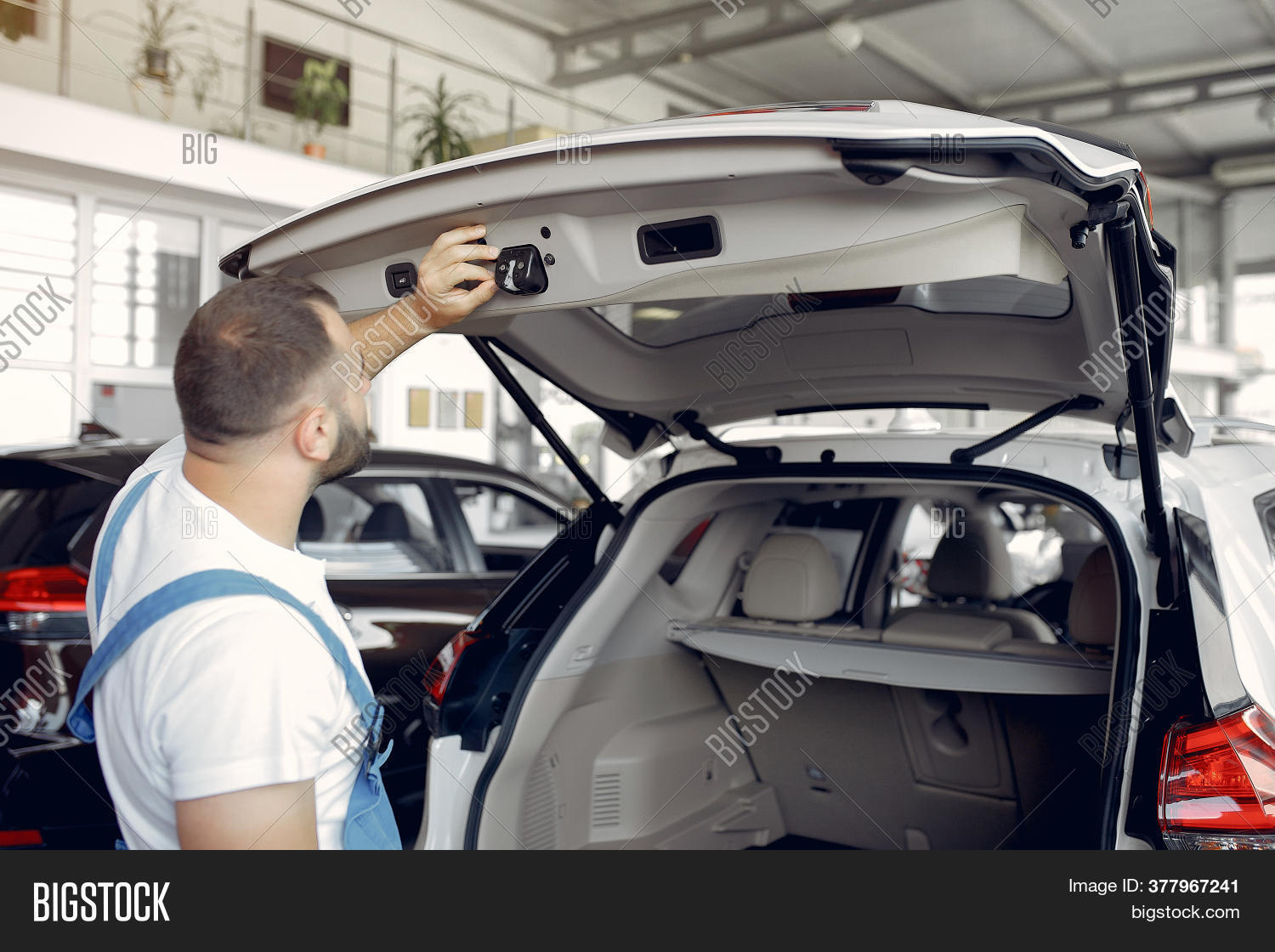 Газовый упор багажника ваз 2111. Опора полки багажника калина универсал 1. Упоры багажника ваз 2111. Открытый багажник ваз 2115. Багажник калина спорт 1.