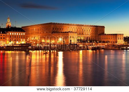 Noční scenérie královského paláce ve Stockholmu, Švédsko