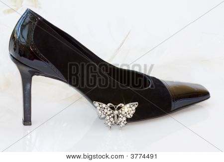 Sexig svart Stilettos med fjäril smycken och urklippsbana