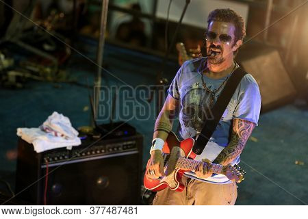 Salvador, Bahia / Brazil - Fevereio 8, 2016: The Singer Tuca Fernandes Is Seen In The Campo Grande N