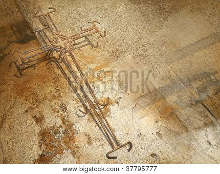 Cruz de alambre oxidado