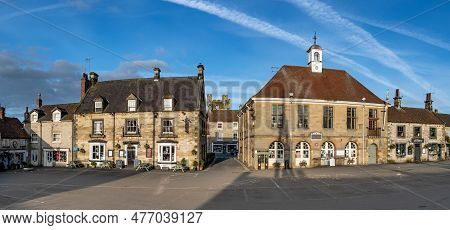 Helmsley, Uk - May 29, 2023.  Landscape Panorama Of The Market Square And Town Hall In The Popular Y