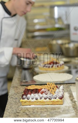 Allievo cuoco di pasticceria fare torta