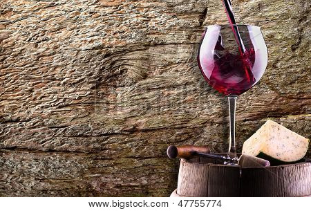 Chease, cavatappi e bicchiere di vino in un barile di legno Vintage