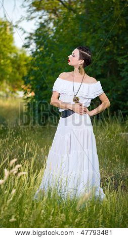 Ragazza In un abito bianco sulla natura
