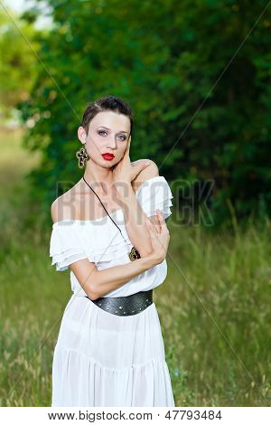 Ritratto di una ragazza In un abito bianco sulla natura