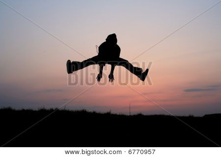 Silhouette eines eines Mannes springen
