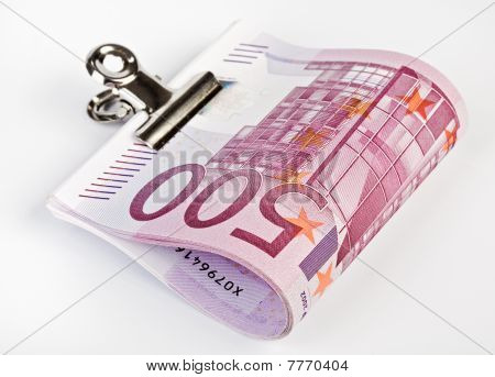 Liasse de billets de banque de 500 euros fixer avec des pinces à papier