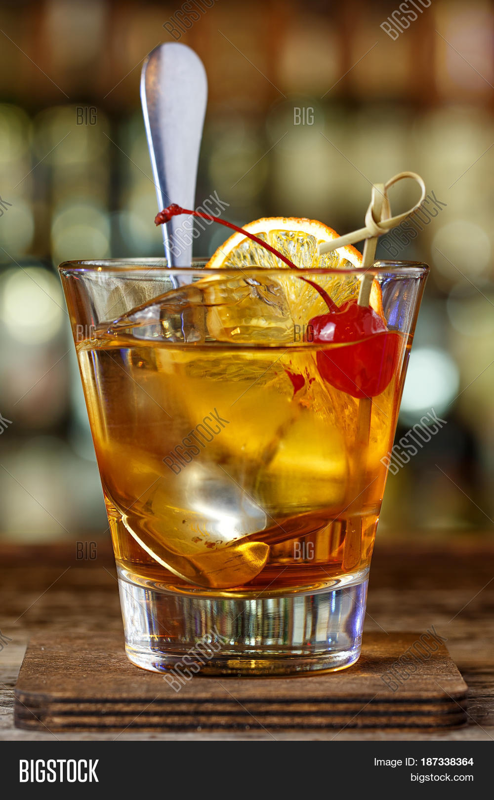Cocktail On 图片和照片（免费试用） | Bigstock