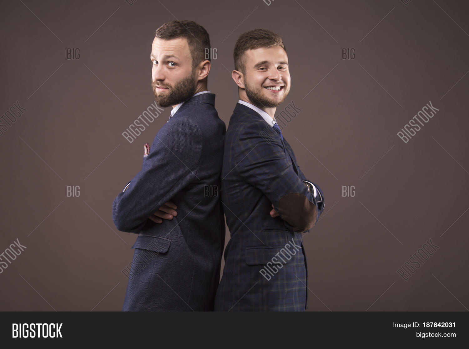 двое мужчин со спины. друзья 2 человека. надпись back. Two back. два парня спиной к спине.