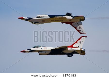 Dvě armády F-16 letadla letící společně na airshow