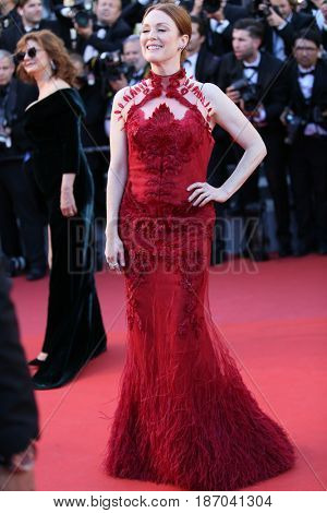 Julianne Moore attends the 'Ismael's Ghosts (Les Fantomes d'Ismael)' screening and Opening Gala during the 70th annual Cannes Film Festival at Palais des Festivals on May 17, 2017 in Cannes, France.