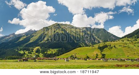 Dorf In den Alpen, Österreich