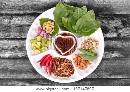 Leaf-wrapped Bite-size Appetizer, Miang Kum
