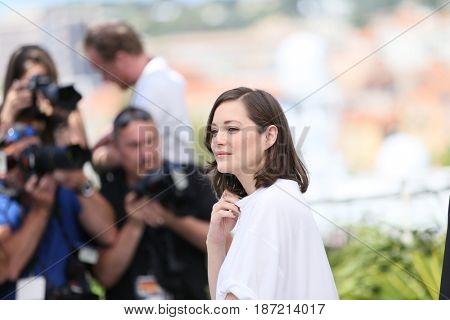  Marion Cotillard attends the 'Ismael's Ghosts (Les Fantomes d'Ismael)' photocall during the 70th annual Cannes Film Festival at Palais des Festivals on May 17, 2017 in Cannes, France. 