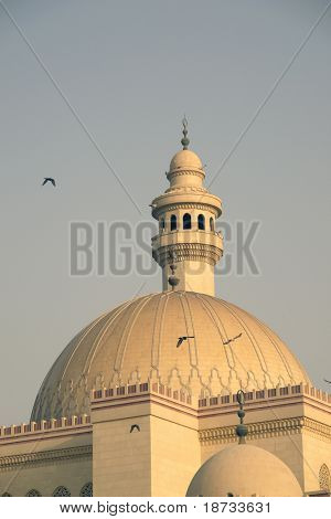Grande moschea di al-fateh in bahrain - dettaglio cupola e minareto