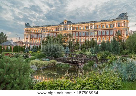 The building management of the Privolzhsky railway in the city of Saratov, Russia. Built in 1907-1914 gg.. the Object of cultural heritage. Square with plants and a pond