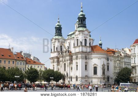 Barokkiajan Pyhän Nikolauksen kirkko vanhankaupungin sydämessä-Praha