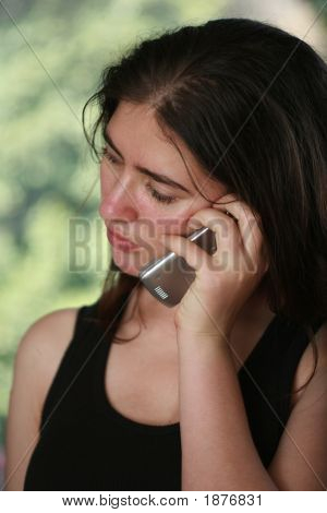 Portréja egy gyönyörű fiatal nő beszél a mobiltelefon