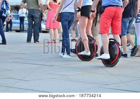 Between many walkers one couple on the mono wheels.