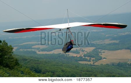 Hang Glider Soaring sopra una montagna