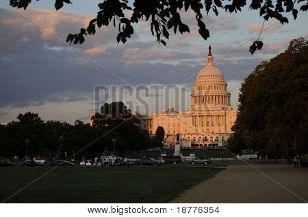 Az utolsó sugarait a nap süt a Capitol, Washington DC-ben, a National Mall-ban látható a